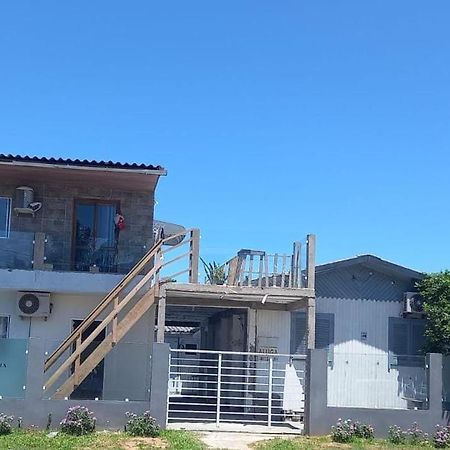 Kitnet S2 Em Torres-Rs - Na Mais Bela Praia Gaucha - Cozinha - Banheiro - Ar Condicionado - Tv Smart 32' - Wi-Fi - Estacionamento - Anfitria Superhost No Bnb المظهر الخارجي الصورة