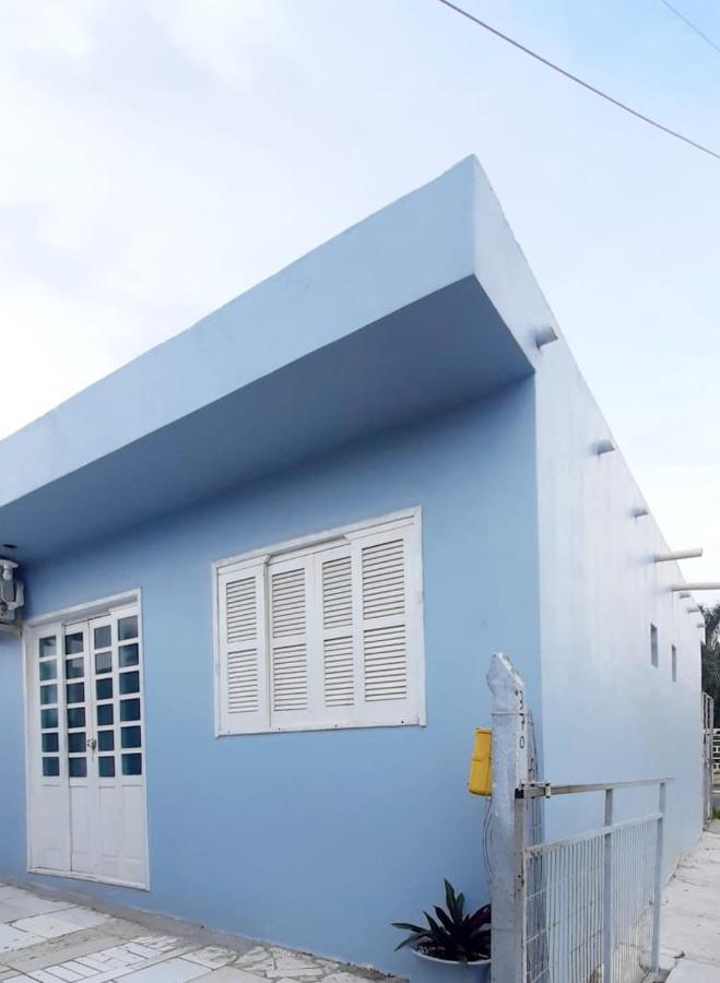Kitnet S2 Em Torres-Rs - Na Mais Bela Praia Gaucha - Cozinha - Banheiro - Ar Condicionado - Tv Smart 32' - Wi-Fi - Estacionamento - Anfitria Superhost No Bnb المظهر الخارجي الصورة