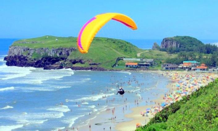 Kitnet S2 Em Torres-Rs - Na Mais Bela Praia Gaucha - Cozinha - Banheiro - Ar Condicionado - Tv Smart 32' - Wi-Fi - Estacionamento - Anfitria Superhost No Bnb المظهر الخارجي الصورة