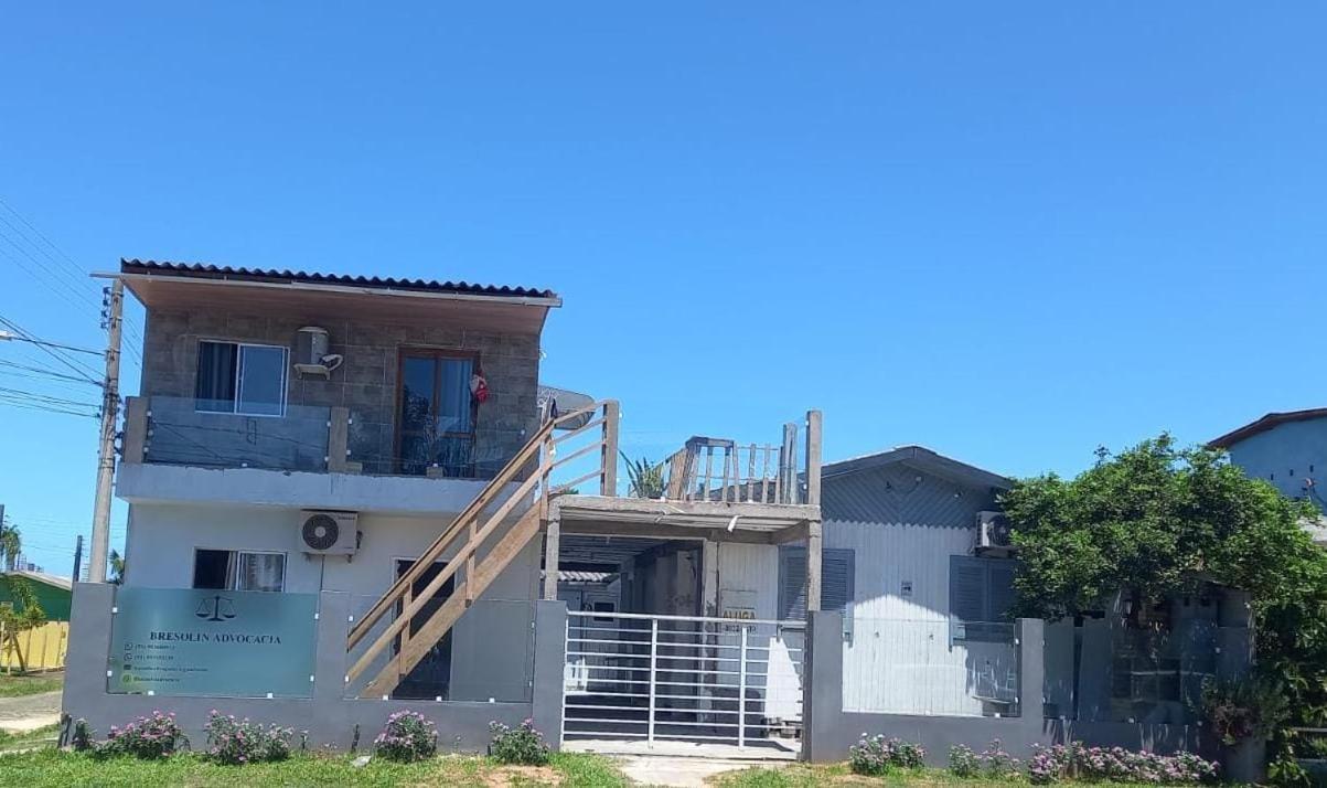 Kitnet S2 Em Torres-Rs - Na Mais Bela Praia Gaucha - Cozinha - Banheiro - Ar Condicionado - Tv Smart 32' - Wi-Fi - Estacionamento - Anfitria Superhost No Bnb المظهر الخارجي الصورة